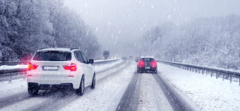 coches conduciendo en la nieve