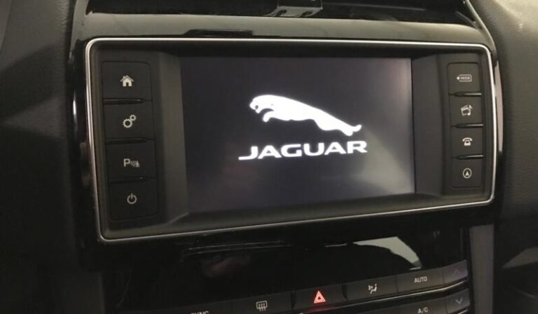 JAGUAR-F-PACE-INSTALACION-CAMARA-TRASERA2-798x466-1